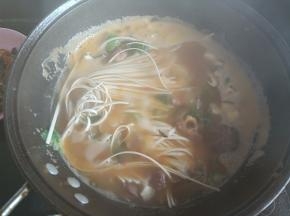 10.下面条 ，煮熟，出锅后装碗，撒上香菜和葱丝