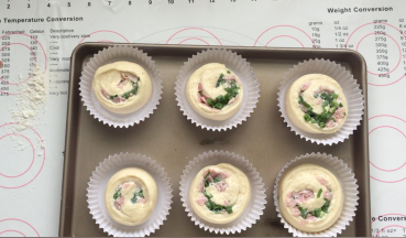 烤盘里提前放好纸托，分别放在纸托里，然后用手轻轻的把面团压扁一点就好