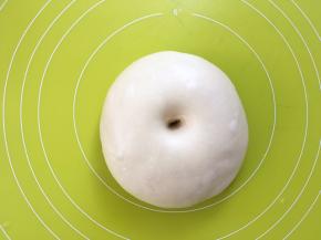 发酵好的面团手指蘸点干粉按下去，有个圆圆的洞，轻微回弹即可
