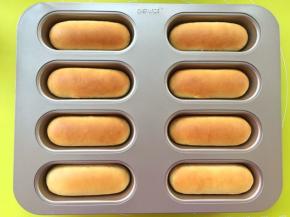 烤箱预热180度，之后将模具放入烤箱内，180度烤18分钟，表面上色即可

