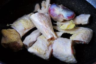 把鸡块冷水入锅后，倒入料酒去腥后。