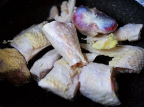 把鸡块冷水入锅后，倒入料酒去腥后。