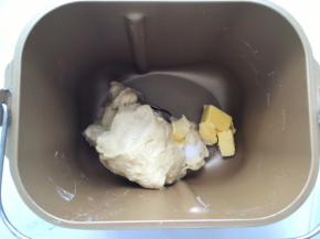 加入黄油跟盐，继续启动面包机揉面程序，将材料揉均匀