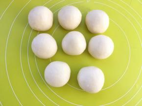 将每一份面团揉至表面光滑，盖保鲜膜松弛15分钟