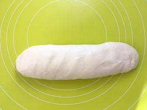 将面团取出，按压排气
