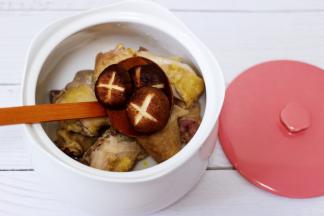 放入洗净的香菇，我把香菇用刀刻了一下，不喜欢的可以忽略不计。