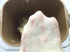 一个程序揉下来，面团呈扩展状态，用刀切下一小块面团，慢慢可以撑出厚一点的手套膜