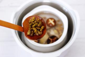 炖锅里一次性加入足够的矿泉水，再加入冲洗干净的铁皮石斛。