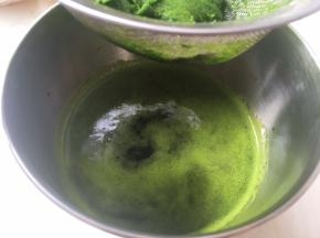 用过滤网过滤出25克菠菜汁，剩下的也别浪费，可以留着做蛋糕