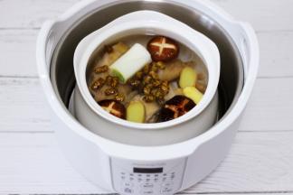 放入山东大葱和姜片。