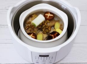 放入山东大葱和姜片。