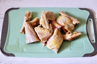 用刀剁成大块，因为鸡太大，我分成了5分，其它的让我剁块以后分装起来放到冰箱冷冻了，随吃随取非常方便。