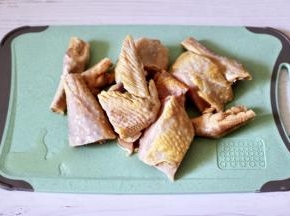 用刀剁成大块，因为鸡太大，我分成了5分，其它的让我剁块以后分装起来放到冰箱冷冻了，随吃随取非常方便。