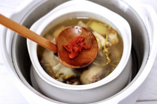 2小时到了，打开锅盖加入少许枸杞即可。