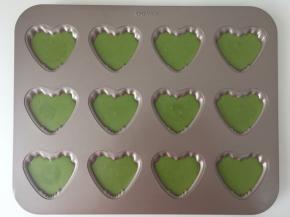 之后将模具轻磕一下，震出气泡
