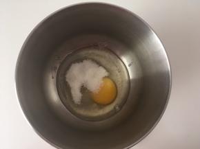 容器内加入1颗鸡蛋跟细砂糖
