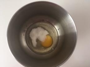容器内加入1颗鸡蛋跟细砂糖
