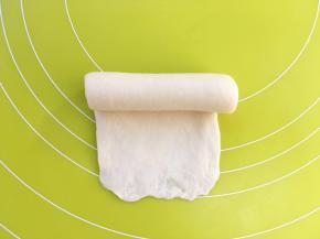 之后将面团反转过来，将光滑面朝下卷起来
