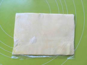 将软化的黄油用手一点点捏入保鲜袋的两个角，之后将保鲜袋对折，用擀面杖擀平正，擀成薄片，之后入冰箱冷冻 