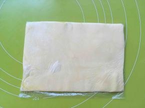 将软化的黄油用手一点点捏入保鲜袋的两个角，之后将保鲜袋对折，用擀面杖擀平正，擀成薄片，之后入冰箱冷冻 