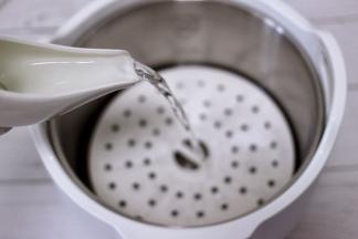 这个时候准备炖锅，首先把炖锅的蒸架放入锅中，再加入清水至水位线。
