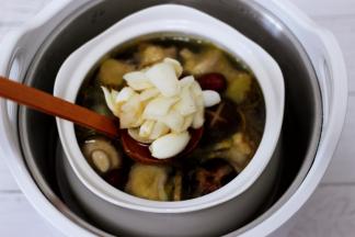 1个半小时后打开锅盖加入洗净的新鲜百合，盖上盖子，就可以坐等汤出锅咯。