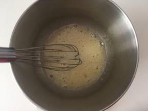 用蛋抽快速搅拌至细砂糖融化
