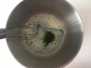 加入25克菠菜汁，用蛋抽搅拌均匀
