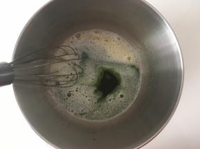 加入25克菠菜汁，用蛋抽搅拌均匀
