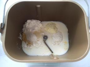加入牛奶，启动揉面程序，将材料揉成面团