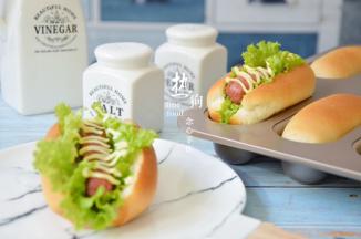 装饰上自己喜欢吃的烤肠，生菜跟沙拉即可
