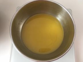 黄油隔水加入至黄油融化，之后降至常温
