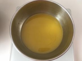 黄油隔水加入至黄油融化，之后降至常温
