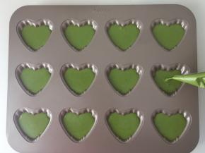 挤在学厨金色不粘心形玛德琳模具内，8分满即可
