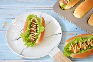 鱼丸煎好后，切片夹在热狗中间也很好吃