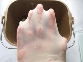 揉好的面团，用刀切下一小块，横切面孔洞特别少，几乎没有，面团可以撑出薄薄的，有弹性的手套膜
