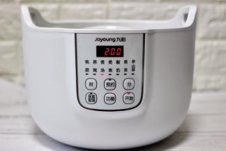 按下炖锅的“功能键”选煲汤，自动默认时间为2小时。