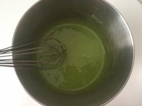 用蛋抽画z字搅拌均匀无干粉颗粒
