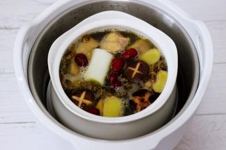 炖到小时候后打开炖盅盖子，加入红枣，盖上盖子继续炖煮。