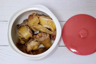 把焯过水的鸡块码放在炖盅里。