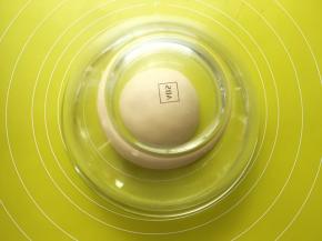 将揉好的面团盖保鲜膜室温发酵，家里室温在26度左右，发酵了40多分钟