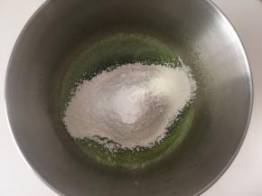 过筛低筋面粉跟泡打粉
