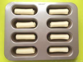 卷好后，将面团放入模具内，盖保鲜膜，放入烤箱内二发，烤箱放碗热水
