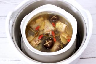 醇厚浓郁又清香扑鼻的铁皮石斛百合炖鸡汤就完美出锅咯。