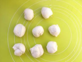 均分成8等份，我用的学厨8连模，正好可以做一盘
