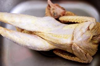 首先把跑山鸡从冰柜拿出来解冻后。