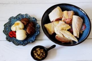 把炖鸡汤的辅料准备好，新鲜百合清洗干净，香菇洗净，红枣提前泡发，枸杞洗净备用。