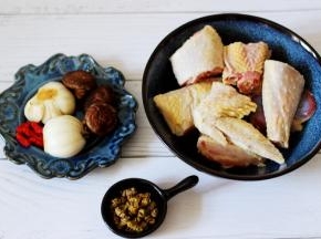 把炖鸡汤的辅料准备好，新鲜百合清洗干净，香菇洗净，红枣提前泡发，枸杞洗净备用。