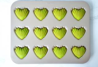 出炉放一旁凉透，轻轻一拿就下来了