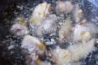 大火煮沸后，煮1分钟捞出，用自来水反复冲洗，把鸡块上的杂质全部冲洗干净后。